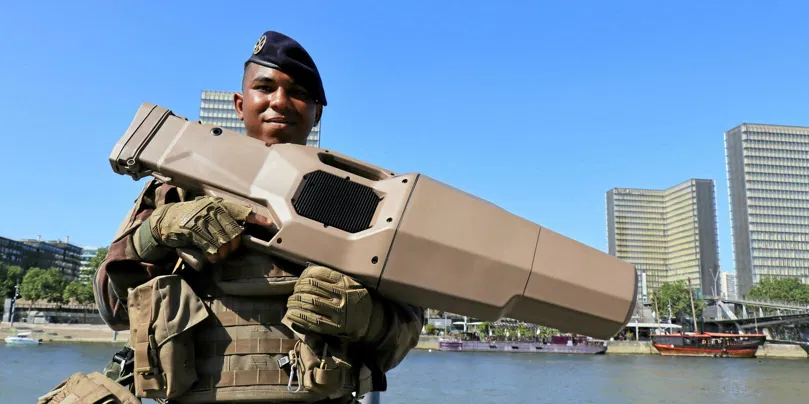 Des soldats équipés de fusils brouilleurs font partie de la dernière couche de la bulle de protection pour la cérémonie d'ouverture sur la Seine des Jeux olympiques de Paris.